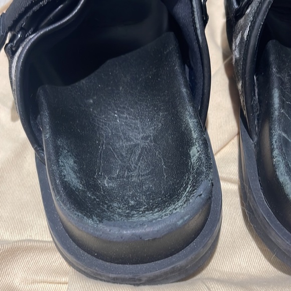 LOUIS VUITTON - Honolulu slides
Size 8.5
Dust cloth
no box - Picture 5 of 13